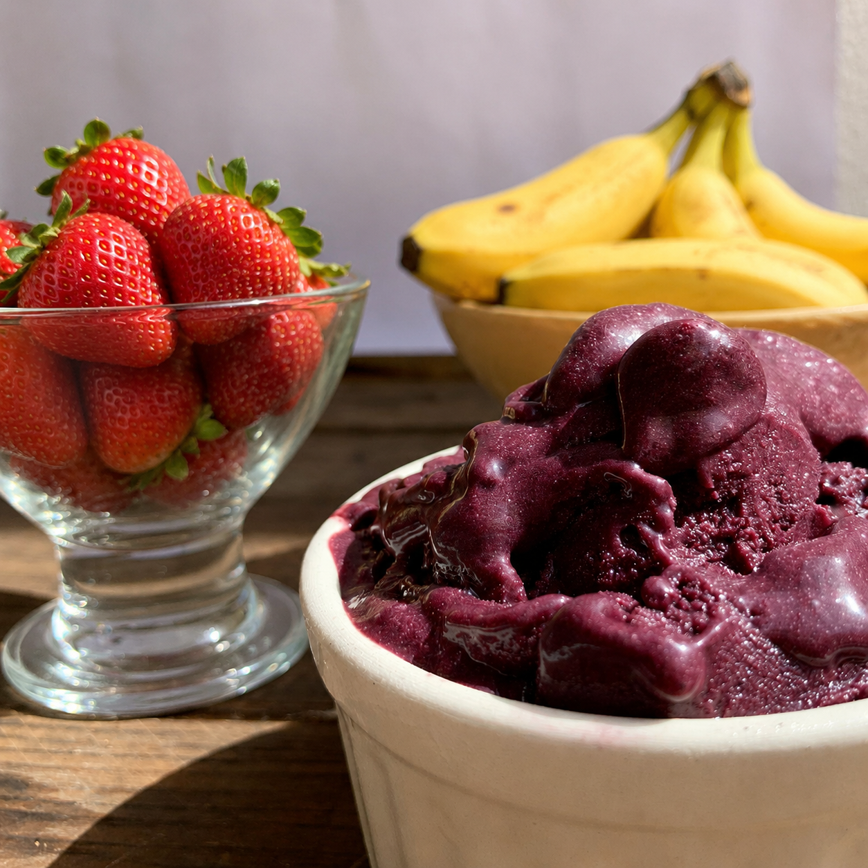 Tigela de açaí cremoso com granola, banana e morango